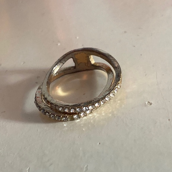 Beautiful unique Ring size 5 - Picture 1 of 1